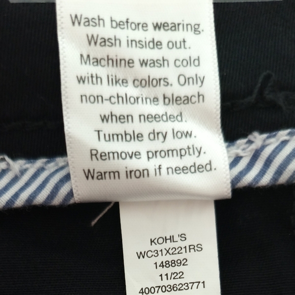 Women Black Shorts / Size 18 - Picture 5 of 7